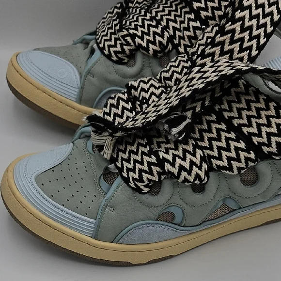 Stylish High-Top Sneakers with Bold Laces USED 1X